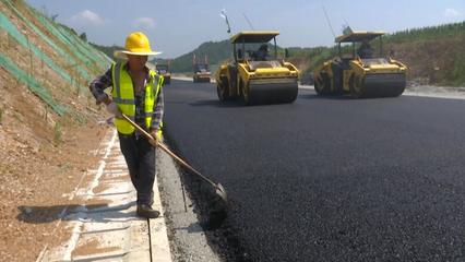 戰(zhàn)高溫斗酷暑 趕工期搶進度 230國道紅安縣七里坪至縣城段改擴建工程穩(wěn)步推進