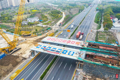 連接寶山羅店和顧村大居 陸翔路新建工程完成跨g1503高速鋼結(jié)構(gòu)吊裝